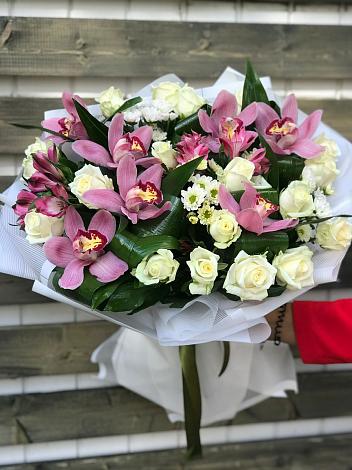 Букет цветов из: Розы и Хризантемы в Жарковском