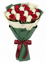 Букет Микс из красных и белых роз в Жарковском