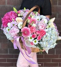 Композиция солнечный день в Жарковском Цветочная композиция из Розы, Хризантемы, Пионы и Лизиантусы в корзине в Жарковском