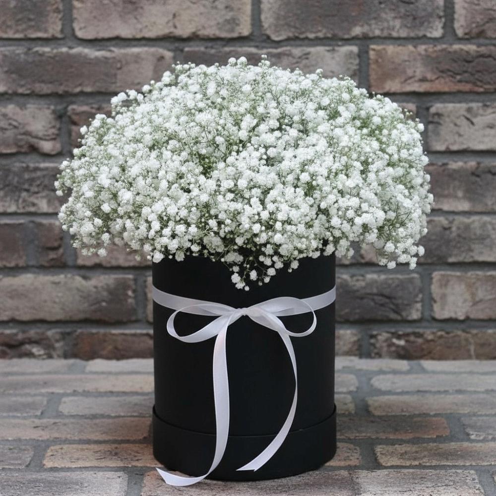 Цветочная композиция из Гипсофила в шляпной коробке в Жарковском