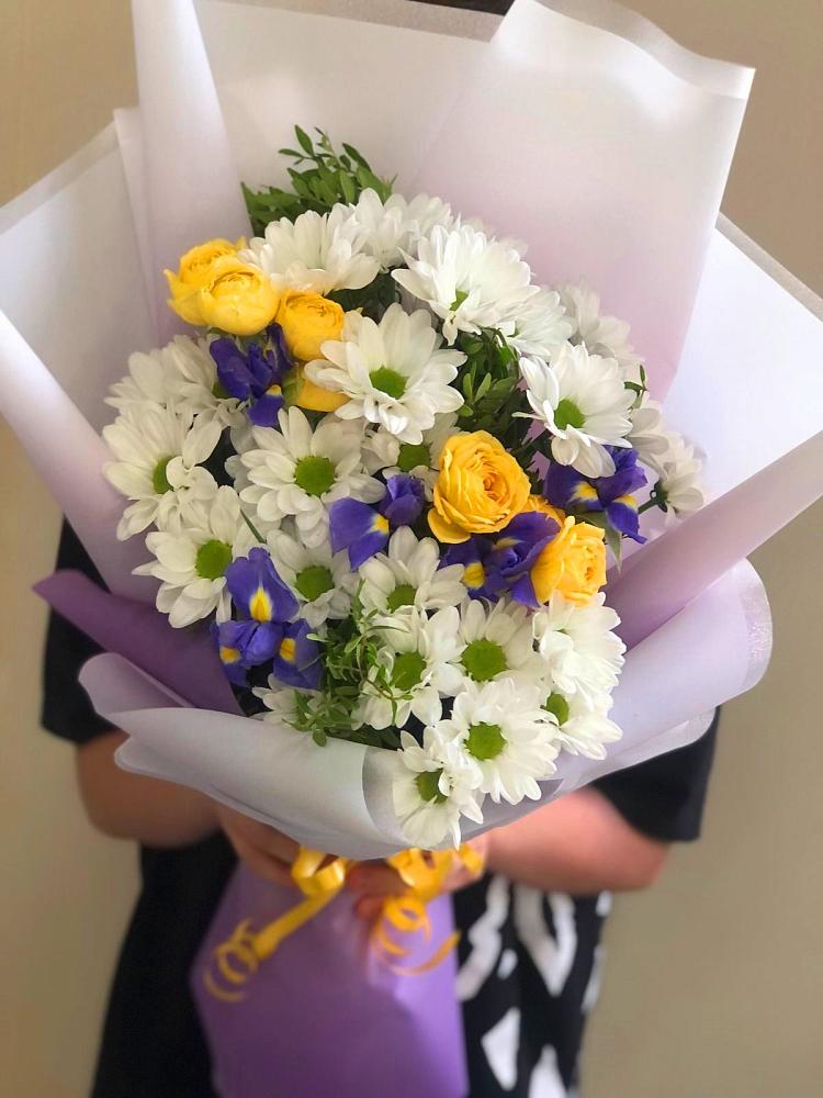 Букет цветов из: Ирисы, Хризантемы и Розы в Жарковском