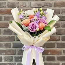 Букет цветов из:  Лизиантусы и Розы в Жарковском