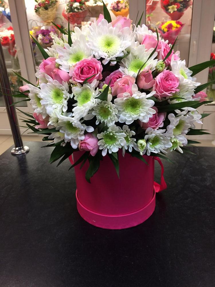 Цветочная композиция из Розы и Хризантемы в шляпной коробке в Жарковском