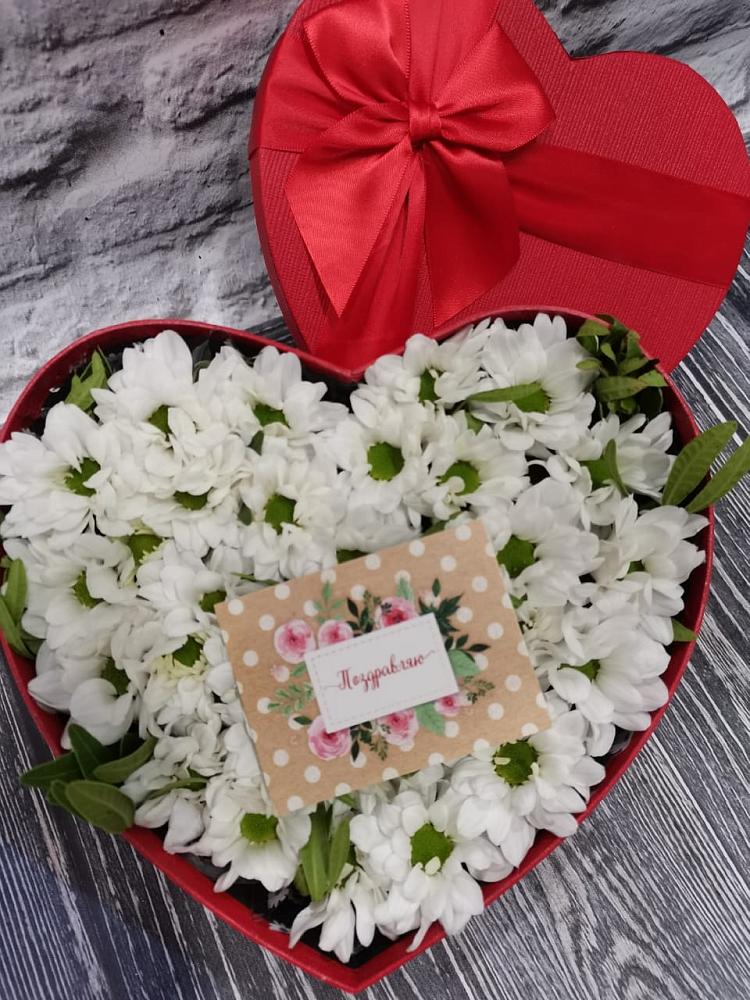 Цветочная композиция из Хризантемы в виде сердца в Жарковском